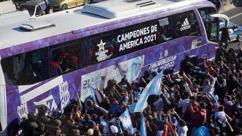 Llegó al país la Selección Argentina: así fue el multitudinario recibimiento a los campeones