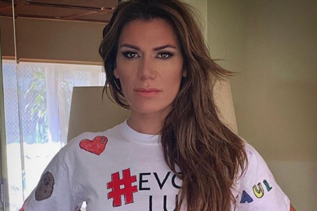 Flor de la V se quebró en llanto al recordar sus diez años como madre