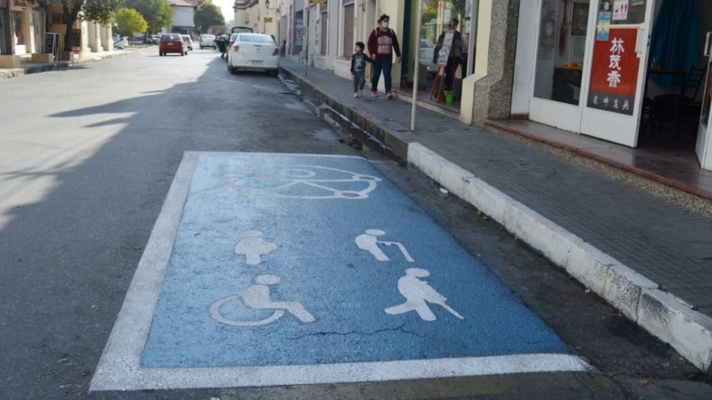 Salta inclusiva: comenzó la señalización de dársenas de estacionamiento para personas con discapacidad