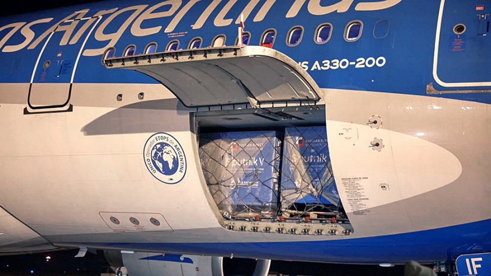 Partió un nuevo vuelo de Aerolíneas Argentinas en busca de vacunas Sputnik V