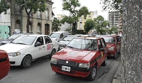 La AMT autorizó a taxistas y remiseros a trasladar hasta 4 pasajeros