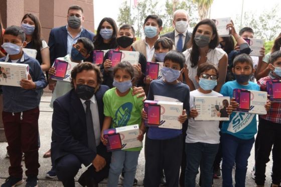 Niños de Pichanal visitan por primera vez Salta y reciben tablets por parte del gobierno Provincial