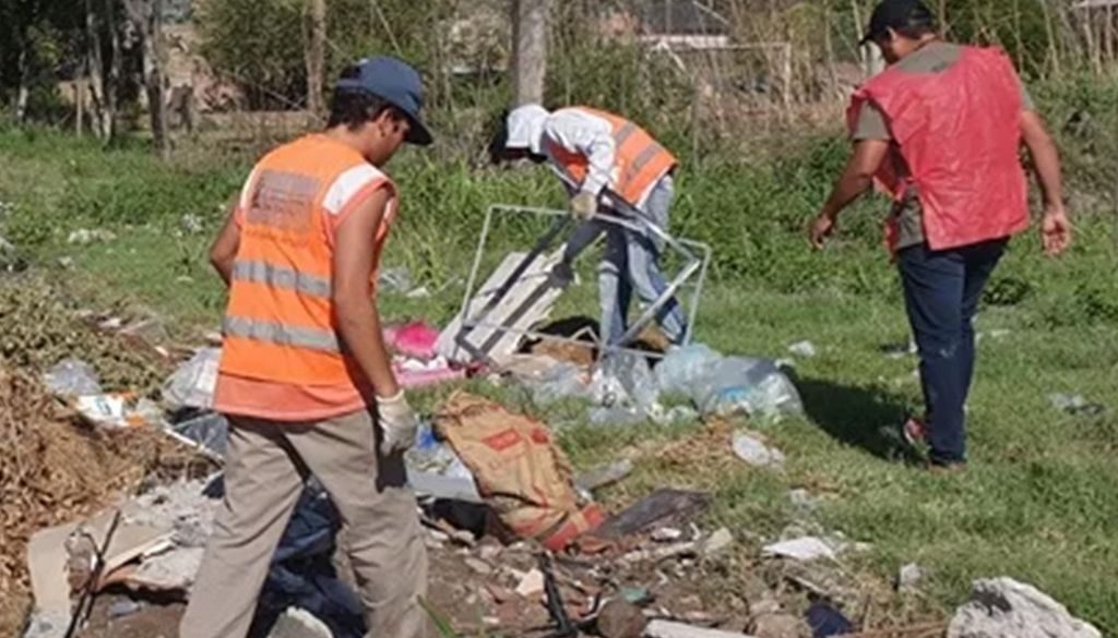 Avanza el operativo de descacharrado en barrios de la ciudad
