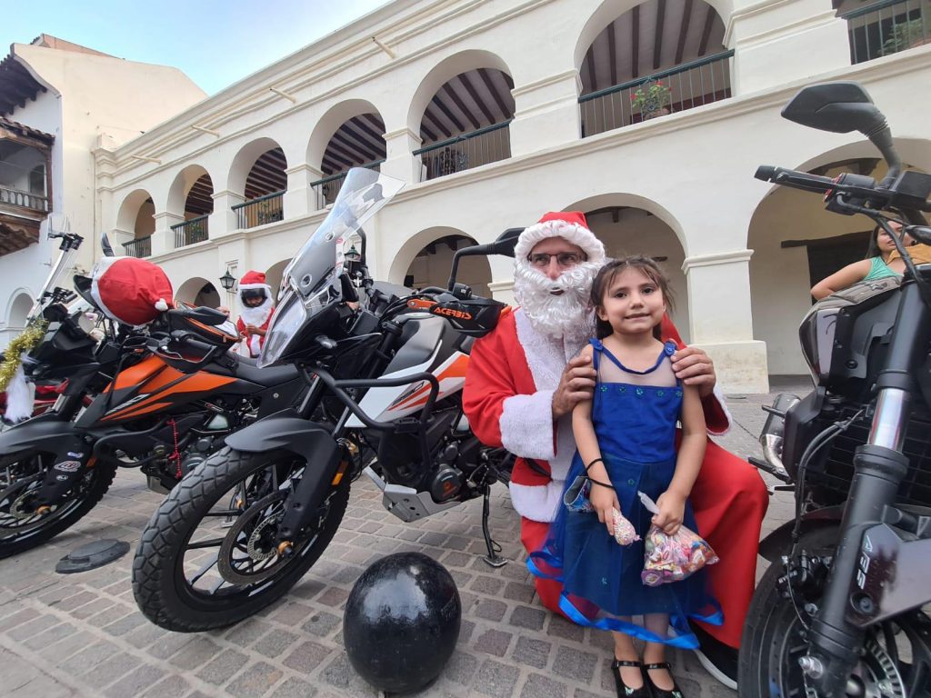 Caravana navideña: 150 motoqueros repartieron golosinas disfrazados de Papa Noel