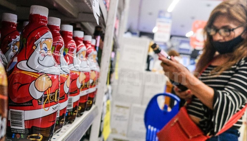 A días de las fiestas, la venta de la canasta típica navideña se disparó