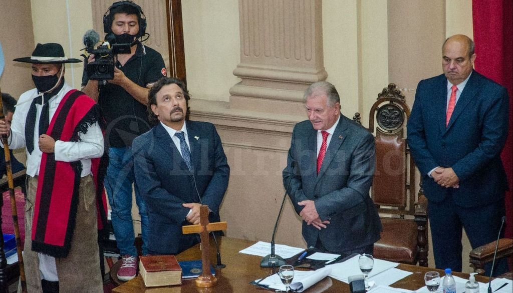 Sáenz juró la Carta Magna y dijo que la palabra es más importante que una cláusula