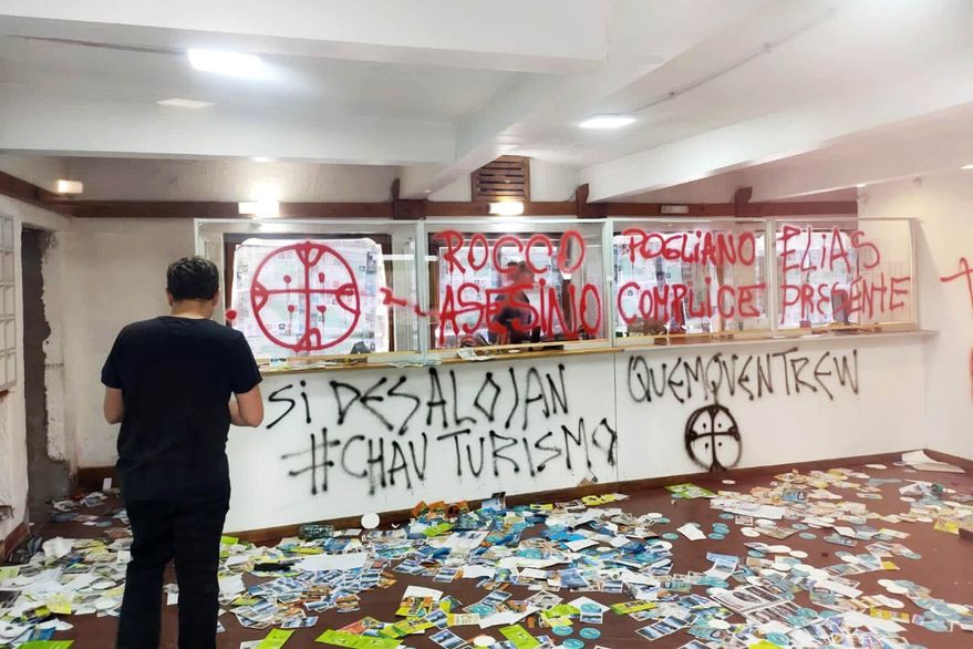 Un grupo mapuche ingresó por la fuerza y vandalizó la oficina de turismo de El Bolsón