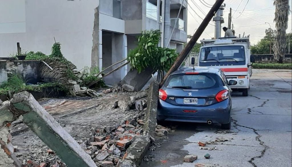 La tormenta derribó árboles, afectó varias casas y un hospital