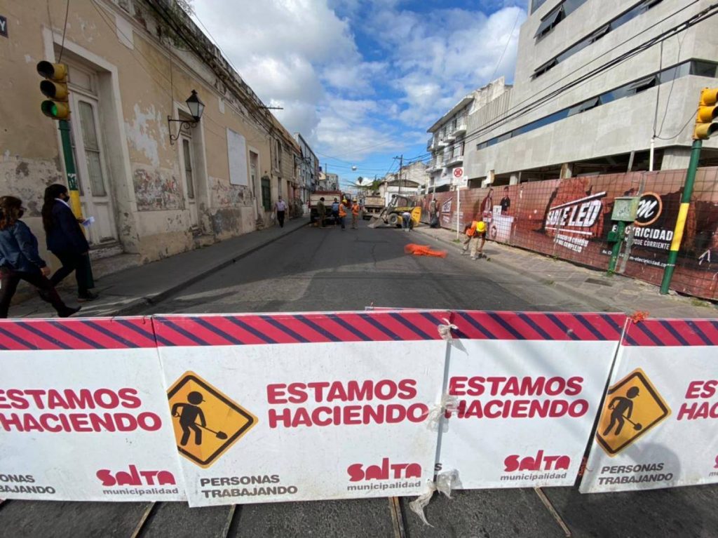 La Municipalidad realiza obras de bacheo en avenida Jujuy entre Alvarado y Urquiza