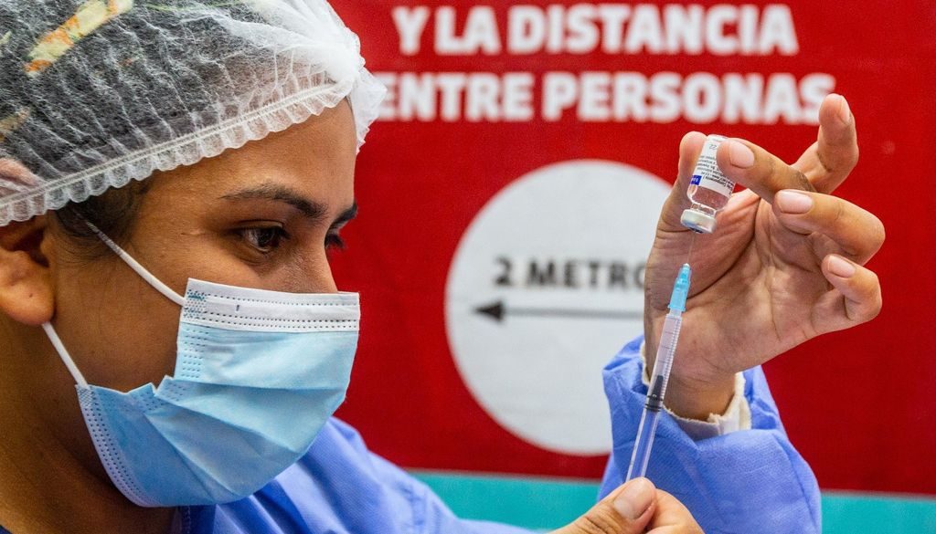 El fin de semana colocarán vacunas contra la COVID hasta en la cancha