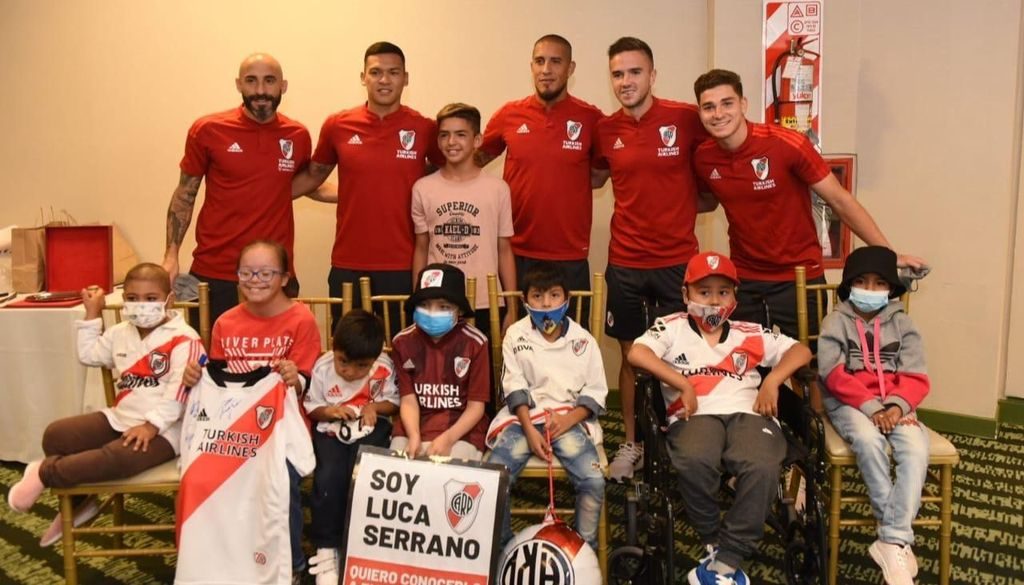 Gallardo e integrantes del plantel de River cumplieron el sueño de niños salteños y de una abuela de 95 años