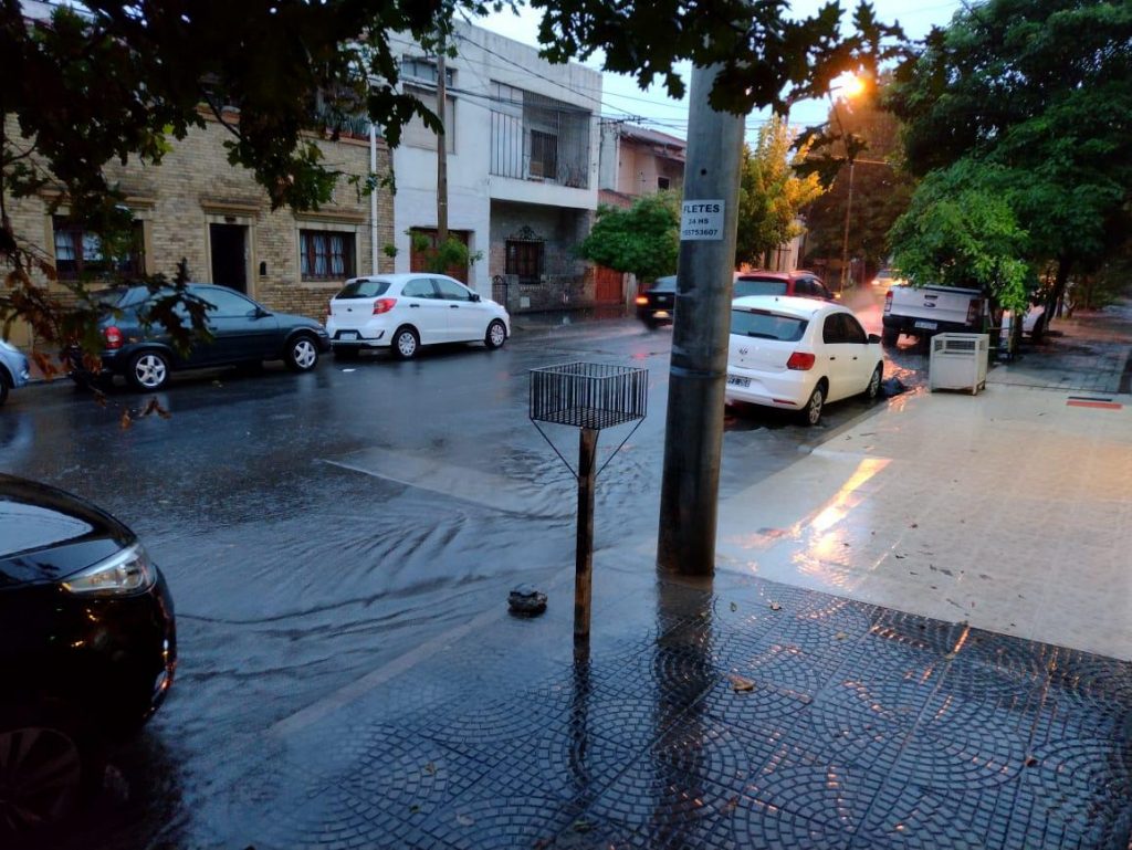 Fuerte tormenta durante la madrugada en Salta: el alerta continúa hasta la tarde
