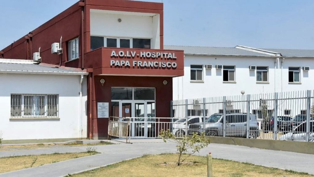 Tras el parto en la calle, cambiarán al gerente del hospital Papa Francisco