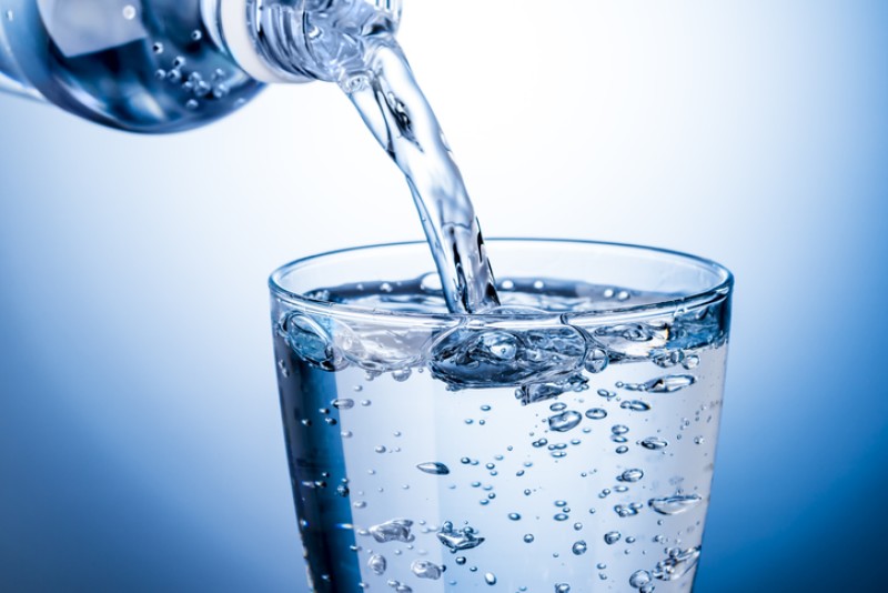 ¿Existe alguna bebida igual o más hidratante que el agua? La ciencia responde