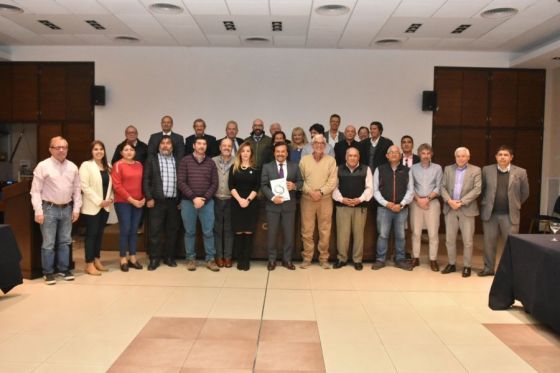 Histórico : El Consejo Económico Social entregó a Sáenz la Memoria 2021