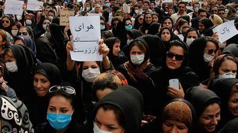 Irán amenaza con aplastar las protestas de mujeres