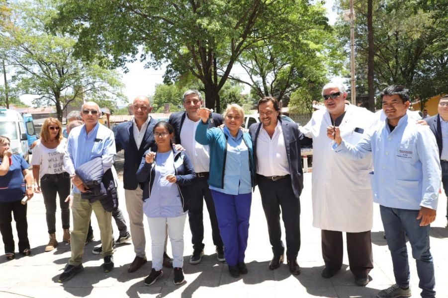 Sáenz entregó 1 ambulancia,12 motos y 3 camionetas al equipo médico de Tartagal