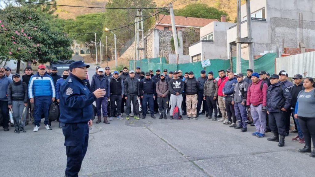 Más de 200 policías realizan un “ataque indirecto” al fuego en el cerro 20 de Febrero