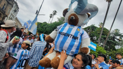 Salteños festejaron en Plaza 9 de Julio la clasificación de Argentina a octavos de final