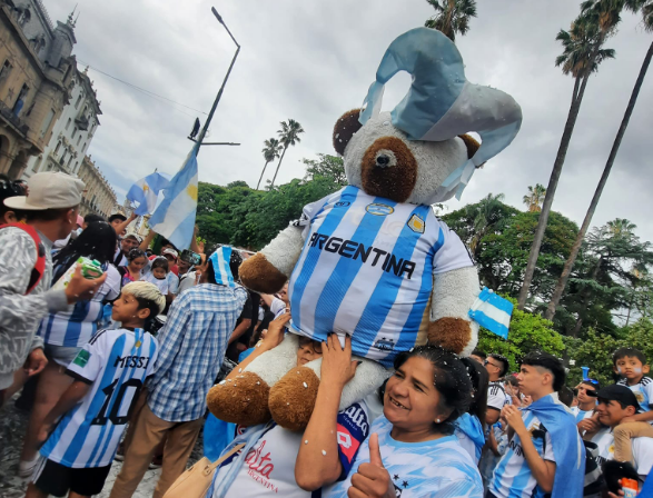 Salteños festejaron en Plaza 9 de Julio la clasificación de Argentina