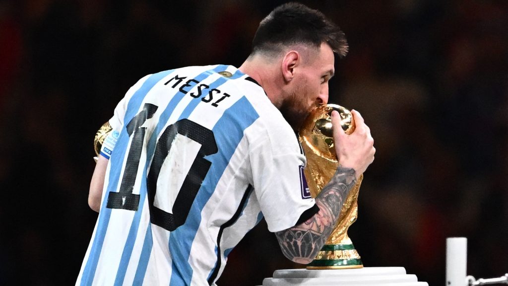 Lionel Messi, con la copa, anunció que sigue con la Selección: «Sabía que Dios me iba a regalar esto»