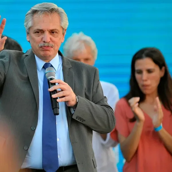 En medio de una interna agitada, el Presidente se muestra con Tolosa Paz y un intendente kirchnerista