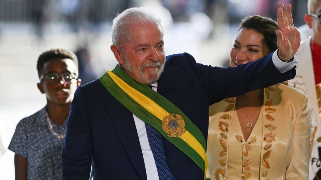 «El pueblo le puso la banda a Lula», dijo la «cartonera» que hizo el paso del símbolo