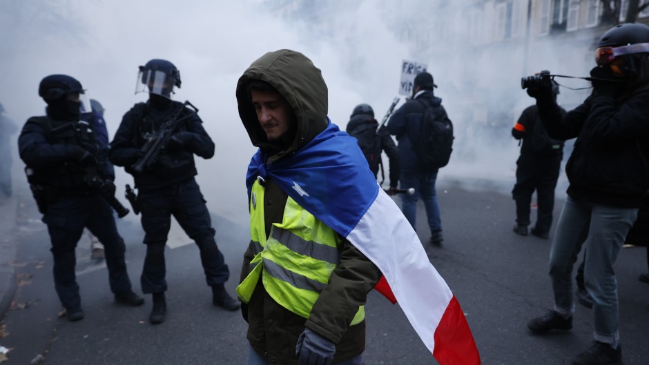 Las protestas contra la reforma jubilatoria de Macron encienden Paris
