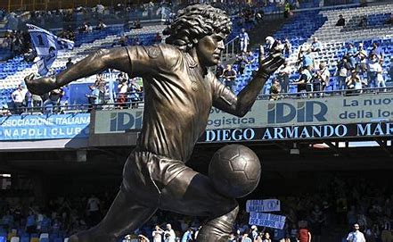 Polémica en Nápoles: sacaron la estatua de Diego Armando Maradona