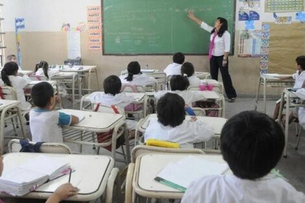 Padres piden docentes suplentes en los puestos de quiénes realizan paro