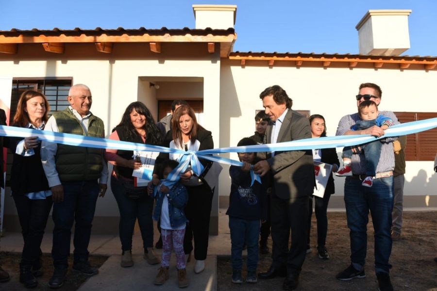 En Cerrillos, el gobernador Sáenz entregó las llaves de sus casas a 300 nuevos propietarios.