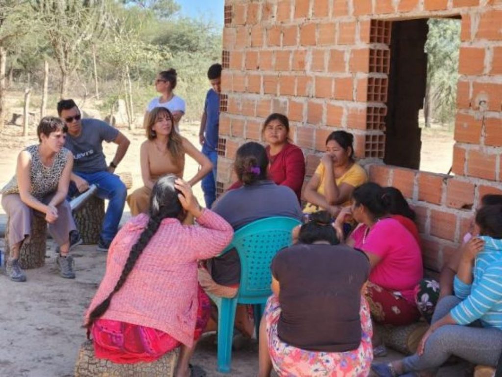 Mujeres artesanas de Santa Victoria Este recibieron insumos para unidades productivas