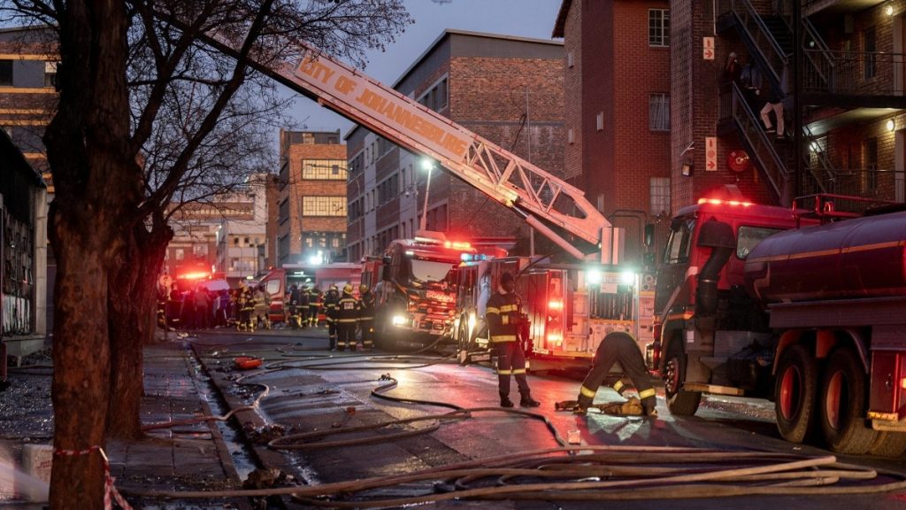 Tragedia en Sudáfrica: un edificio se incendió y dejó al menos 74 muertos