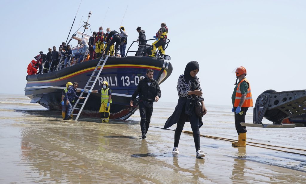 El Gobierno británico informó que un nuevo récord de inmigrantes cruzaron el Canal de la Mancha