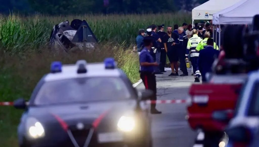 Tragedia en Italia: un avión cayó sobre un auto y murió una nena de 5 años que viajaba con su familia