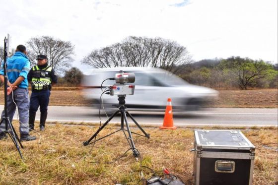 La Policía Vial comenzó a trabajar con cinemómetros en controles móviles de velocidad