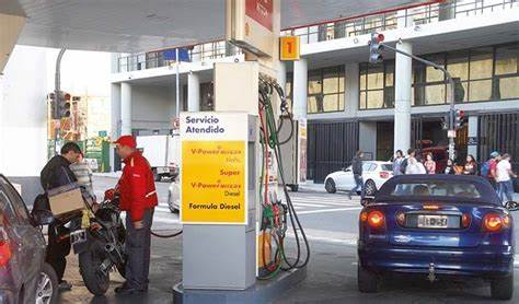 Estaciones de servicios subieron casi el 50% los combustibles