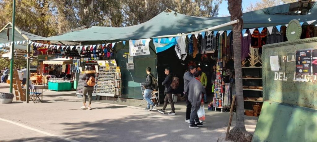 Analizan convertir en un Paseo de Compras la feria del parque San Martín