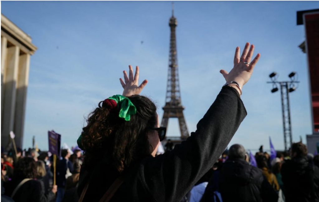 Histórico: Francia se convierte en el primer país en incluir el derecho al aborto en la Constitución