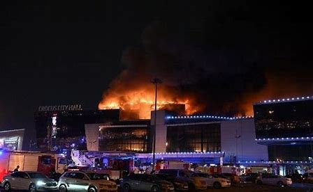 Masacre en Moscú: terroristas dispararon contra civiles y provocaron un incendio en una sala de conciertos