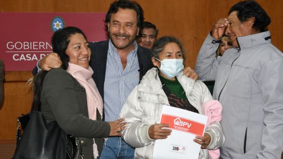 200 familias recibieron las escrituras de sus viviendas tras esperar hasta 42 años