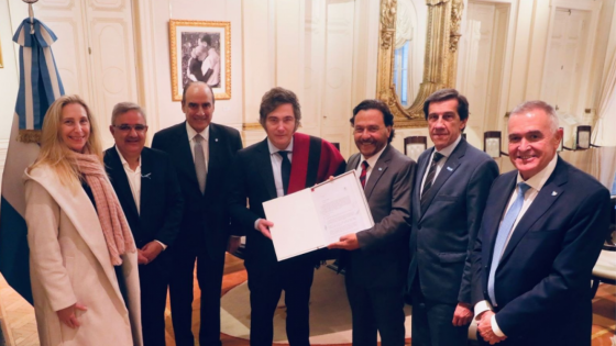 El gobernador Sáenz se reunió con el presidente Milei y le entregó el Pacto de Güemes