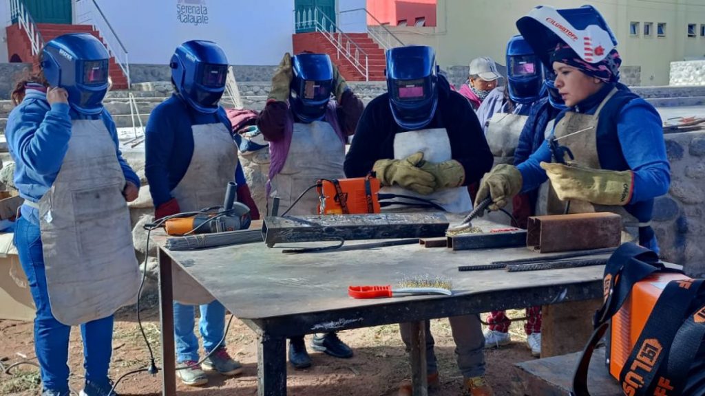 Capacitación a mujeres en herrería