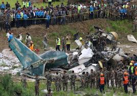 Se estrelló un avión con 19 pasajeros a bordo en Nepal: el único sobreviviente fue el piloto