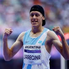 El argentino Elián Larregina ganó su serie de repechaje y clasificó a las semifinales de los 400 metros en los Juegos Olímpicos