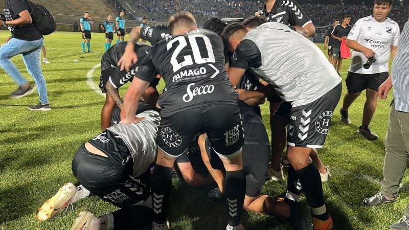 Fiesta total del cuervo : Central Norte venció a Sarmiento y ascendió a la Primera B Nacional