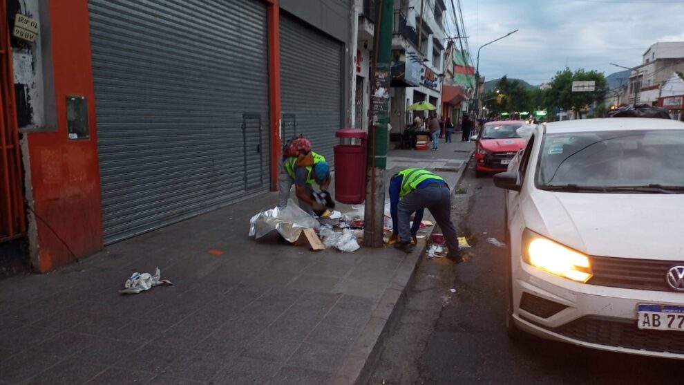 Debido al paro, la Municipalidad montó un operativo especial para limpiar el centro de la ciudad