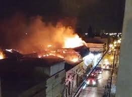 Voraz incendio destruyó parte del Mercado San Miguel