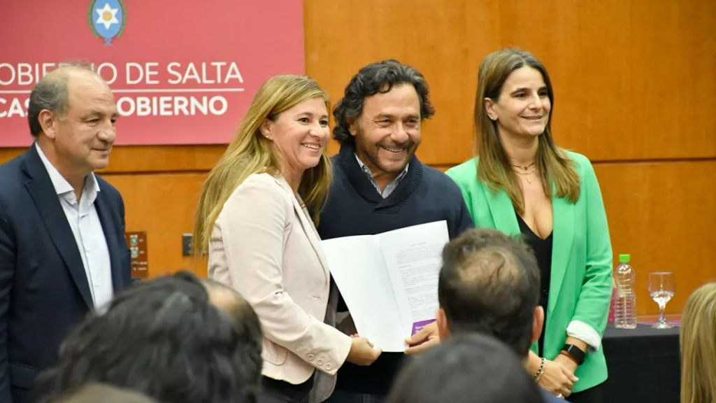 Gustavo Sáenz entregó herramientas a 42 emprendedores
