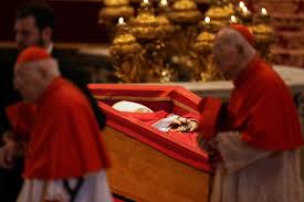 El féretro del papa Francisco ya está en la Basílica de San Pedro y una multitud lo despide